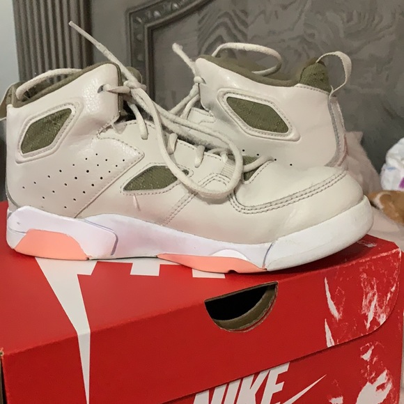 Hi you guys I have a shoe for sell it is a Michael Jordan shoe so if you want it - Picture 3 of 7